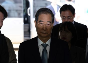 사상 첫 전직 총리 구속영장…韓 ‘묵묵부답’