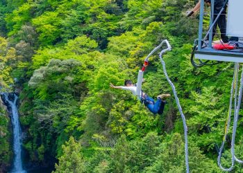 번지점프 줄 끊어져 여성 관광객 추락…피 번진 호수
