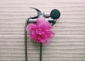 “당신 욕실에 있다면 당장 버려라”… 피부과 전문의 경고한 샤워용품