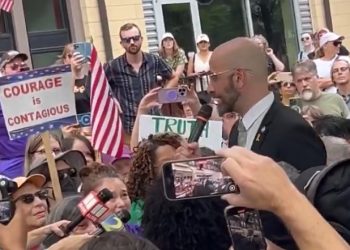 CDC 수장 교체 일파만파…본부서 수백 명 항의파업, 동반사임