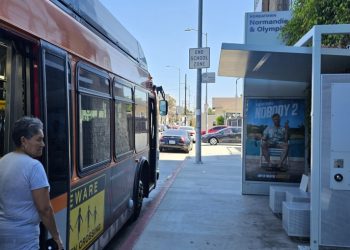 ‘확’ 달라진 한인타운 버스정류장 풍경 … 변화의 시작은 시니어센터였다.