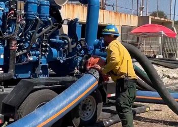 결국 주말까지 이어진 포터랜치 단수 사태 … 급수차 기다리는 주민들