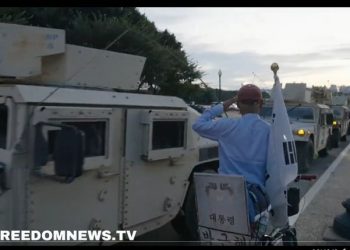 [화제] 박근혜 지지 한인, 워싱턴DC 진입 장갑차에 태극기 들고 경례 … MAGA 열광