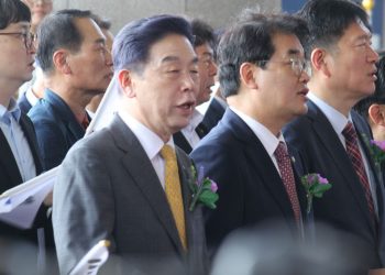 광복 80주년 독립기념관, 두 동강 났다 .. 반쪽 경축식에 관장 퇴진 시위