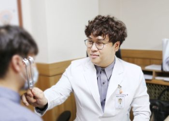 누워 있어도 ‘어질어질’…제자리 못찾은 귓속 ‘이것’ 때문?