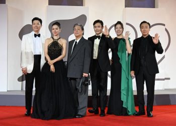 9분 기립박수…’어쩔수가없다’ 베니스 홀렸다