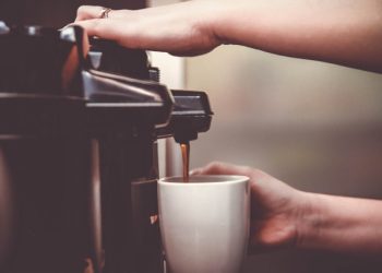 ‘이 색깔’ 커피머신서 발암물질 검출