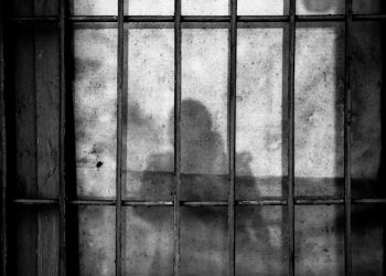 ‘철창’ 사이로 사랑…수감자와 연애 교도관, 결국 철창행