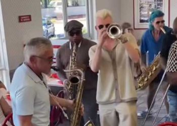 데이브 코즈, 인앤아웃 매장서 깜짝 색소폰 공연