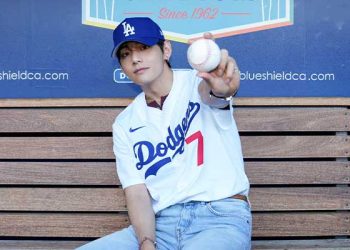 ‘좌완 투수’ 방탄소년단 뷔 시구 … “이토록 우아할 수가”