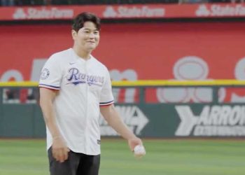 추신수, 텍사스-클리블랜드전서 시구.. 두 팀 모두 친정팀