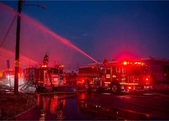 전기 자전거 보관 LA 창고건물 큰 화재 … 거대 연기 기둥 치솟아
