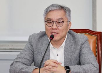 ‘천박한’ 최강욱, 성추행 문제 제기에 ‘개돼지’발언 … 2차 가해