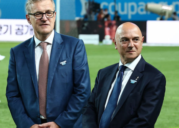 손흥민 내보낸 레비 회장 결국 사임 … 토트넘 한 시대 저문다