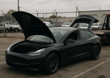 토잉된 테슬라 트렁크서 시신 발견 ‘경악’ .. 유명 가수 소유 차량