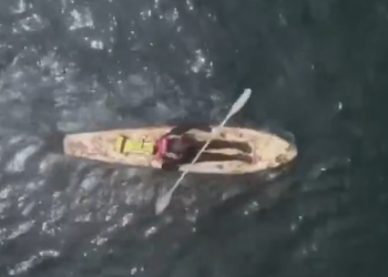 버섯으로 만든 카약 타고 카탈리나섬 횡단 성공