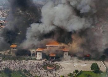 네팔은 전쟁터.. 반정부 시위격화, 대통령 관저-정부청사 방화