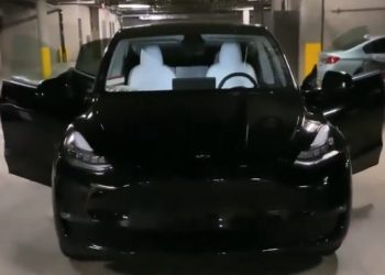 “차 밖에서 문 안 열린다?”… 테슬라 모델Y 결함 경고