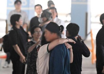 BBC “한국인 근로자들 공황 발작…지금도 외출 못 해”