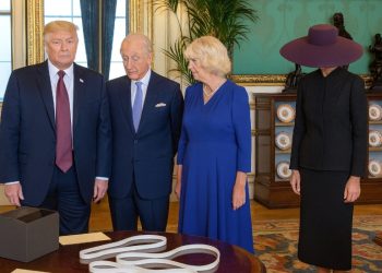 “나를 보지마”… 삿갓 모자 쓴 멜라니아, 언론들 혹평