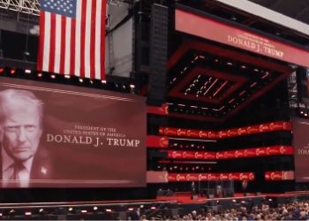 찰리 커크 추모행사 9만명 운집 … 트럼프, 좌파 겨냥 “싸움 멈추지 않겠다”