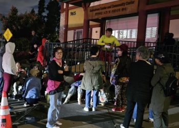 한인 노인 수 십 여명 돗자리 깔고 밤샘 대기 … 수강 신청 열기 폭발적