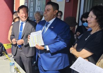 “강의실 부족, 주차난 함께 고민합시다” … 곤잘레스 주하원의원, 시니어센터 방문