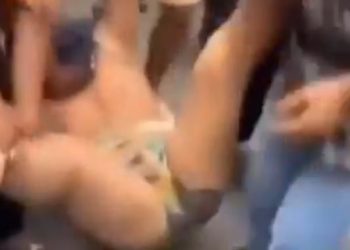 “속옷만 입은 채 끌려가는 재무장관”…네팔 반정부 시위 영상 확산