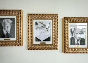 트럼프의 뒷끝 … 바이든 사진 자리에 ‘오토펜’ 걸어 조롱