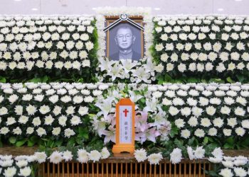 이홍렬 오열…전처 진미령, 조화로 전유성 애도