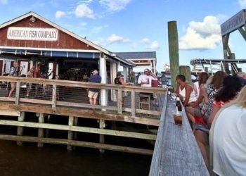 배 위에서 해안 식당에 총기난사 …3명 사망, 배 탄 채 도주