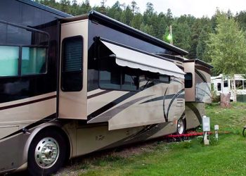 이튼 산불 지역에 RV촌 형성 … 피해 주민들 렌트부담에 RV 생활