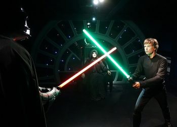 스타워즈 광선검, 365만달러에 팔렸다.