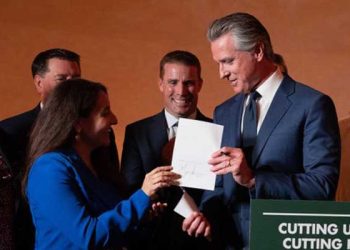 개빈 뉴섬, 전기요금 인하·배출권 거래제도 연장…석유시추 확대·서부전력시장 창설