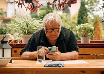 60대 이상 시니어들 절반, 스마트폰 하루 3시간 이상 사용  “없으면 불안”