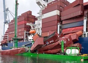 롱비치 항 화물선 컨테이너 수십개 바다로 추락