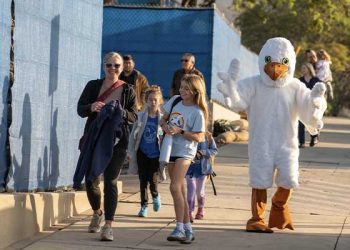 팰리세이즈 산불 잿더미 초등학교, 9개월 만에 학생들 등교