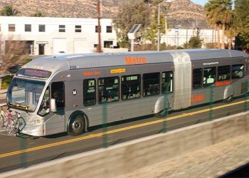 노스할리웃 메트로 버스서 흉기 난동…승객 목 찔려 중태