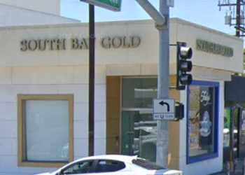 개업 100년 만에 첫 도둑, 지붕 뚫고 내려왔다