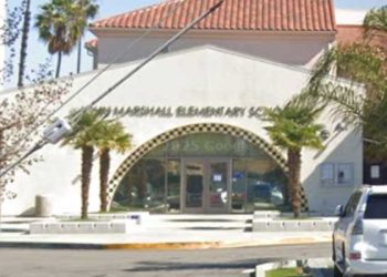 OC 초등학교 앞 삽 들고 있던 남성, 경찰 총격에 사망 …