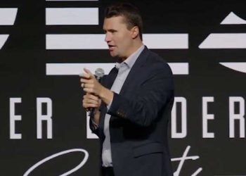 트럼프 대통령 지지 유명 활동가 총격 피살