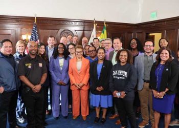 캐런 배스 “예산적자라도 공무원 해고 없다”… 노조합의 일자리 전원유지