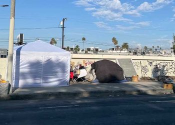 한인타운 노숙자 텐트, 대형천막으로 진화 … 한국마켓쪽 남진