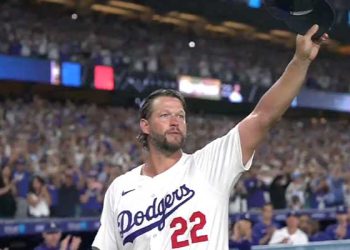 ‘다저스 전설’ 커쇼 마침내 떠났다 … ‘홈 고별전’ 4⅓이닝 2실점