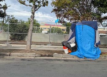 “어쩔 수가 없다” … 동양선교교회 담벼락에 노숙 텐트 방지 펜스 설치
