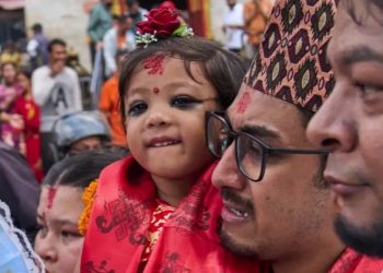 “살아있는 여신”…네팔, 2세 소녀 새 ‘쿠마리’로 선출