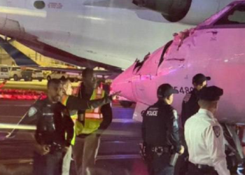 뉴욕공항 활주로 마주달리던 이·착륙 항공기 충돌