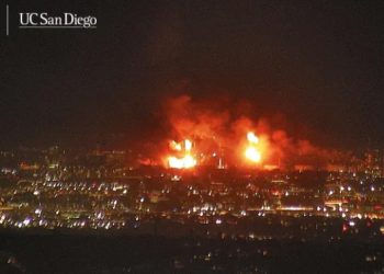 LA 엘세군도 셰브론 정유소 거대 폭발, 화재 … LA 공항 인근, 주민 불안 고조