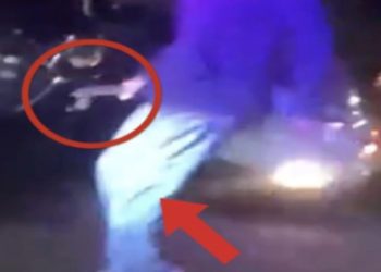 월마트 앞 무장 강도  경찰 총격 사망