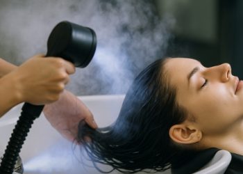 미용실서 머리 감을 때 ‘이 자세’ 조심…불구될 수도